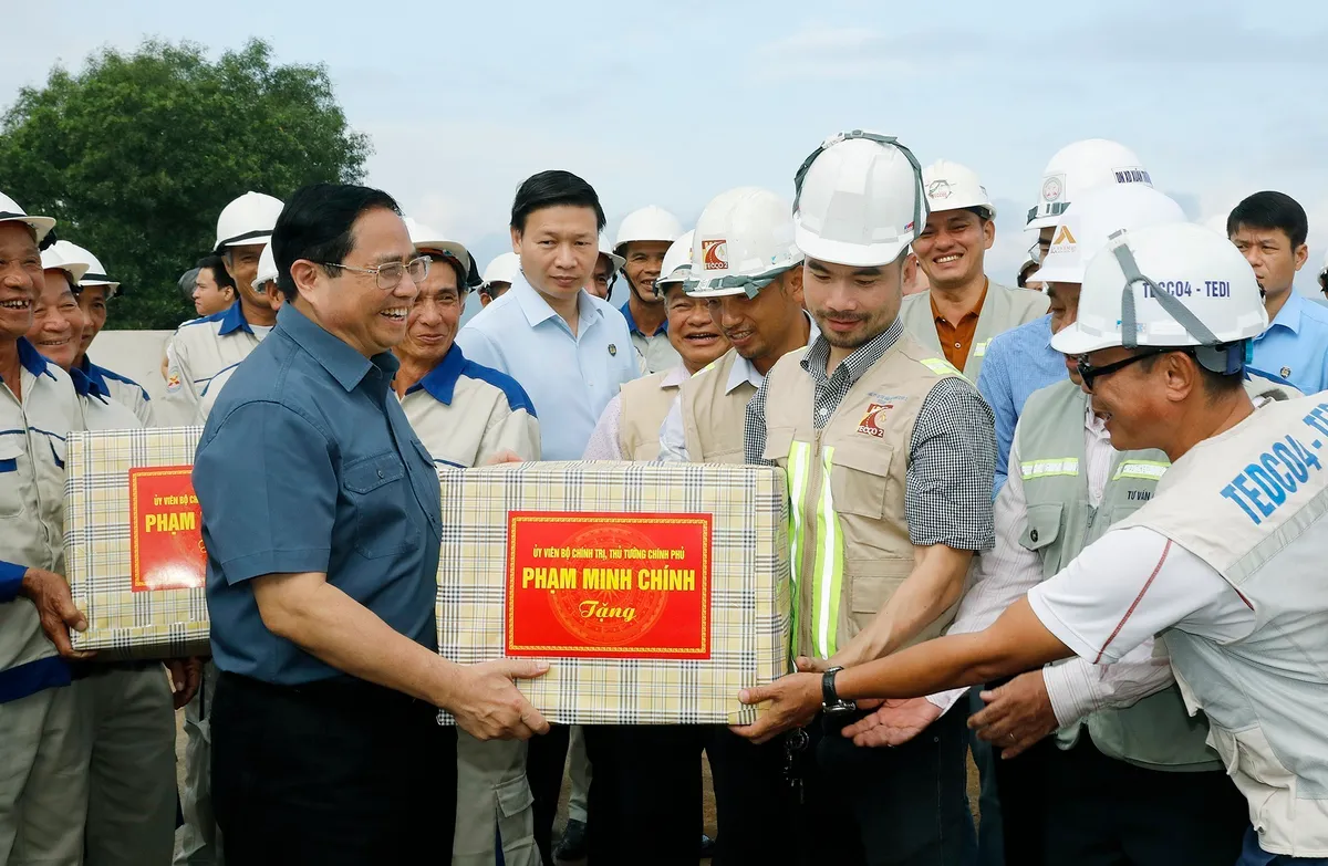 Thủ tướng Phạm Minh Chính dự lễ phát động thi đua đẩy mạnh phát triển hạ tầng đồng bộ, hiện đại, chống lãng phí - Ảnh 9.