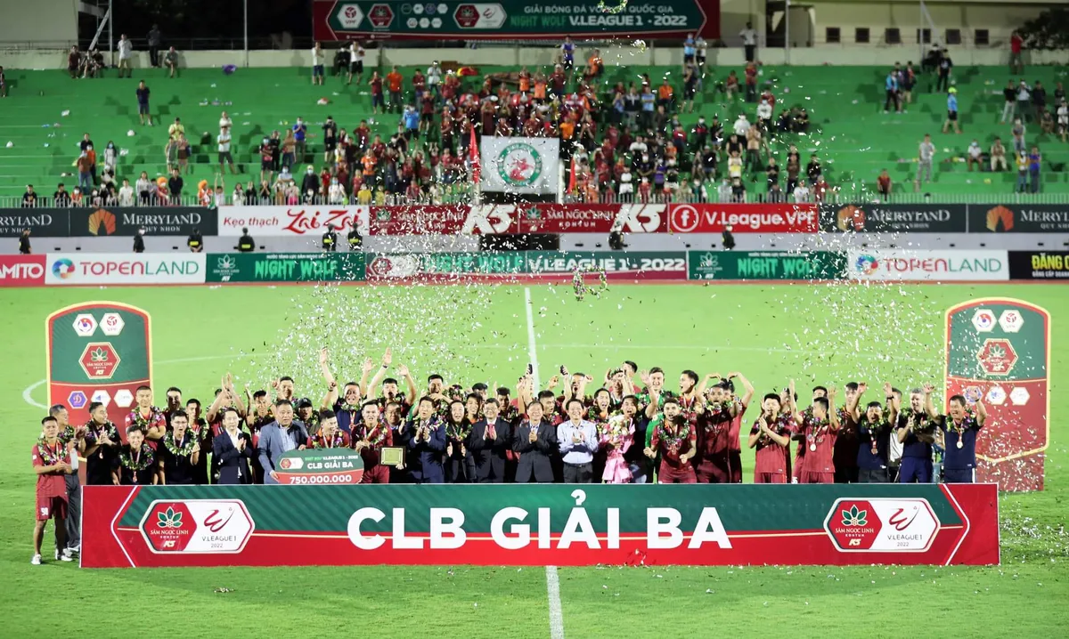 Hạ màn V.League 1-2022: Topenland Bình Định nhận HCĐ, Sài Gòn FC xuống hạng - Ảnh 3. Hạ màn V.League 1-2022: Topenland Bình Định nhận HCĐ, Sài Gòn FC xuống hạng - Ảnh 3.