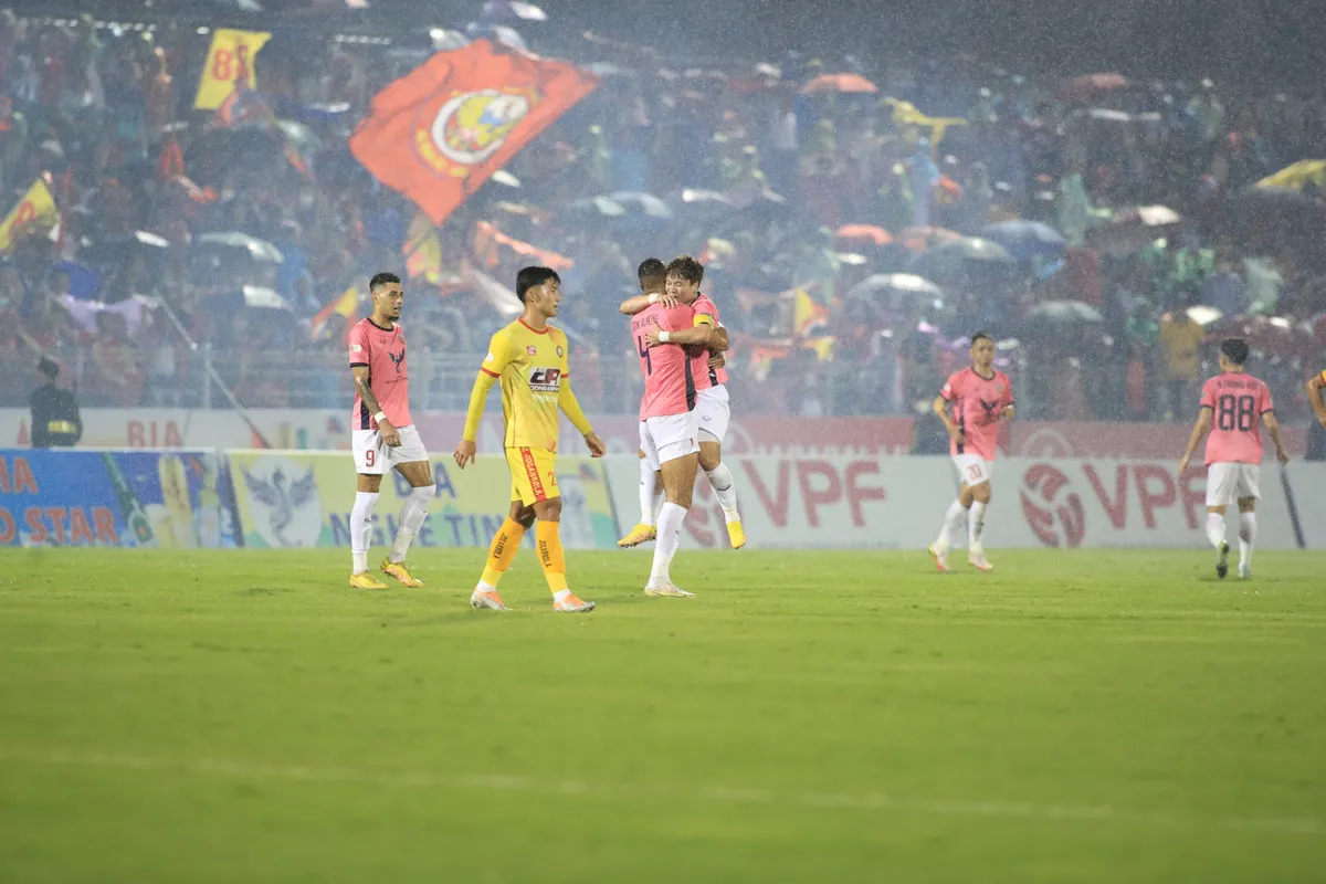 Hạ màn V.League 1-2022: Topenland Bình Định nhận HCĐ, Sài Gòn FC xuống hạng - Ảnh 2. Hạ màn V.League 1-2022: Topenland Bình Định nhận HCĐ, Sài Gòn FC xuống hạng - Ảnh 2.