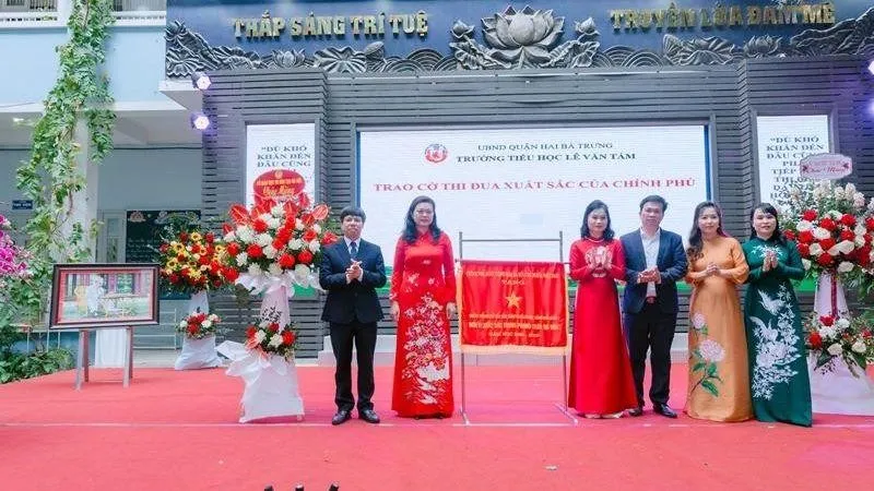 Trường tiểu học Lê Văn Tám vinh dự đón nhận Cờ thi đua xuất sắc của Thủ tướng Chính phủ - Ảnh 1.