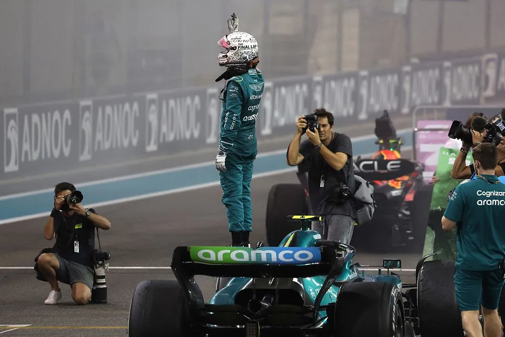 Sebastian Vettel chính thức chia tay F1 sau GP Abu Dhabi - Ảnh 1. Sebastian Vettel chính thức chia tay F1 sau GP Abu Dhabi - Ảnh 1.