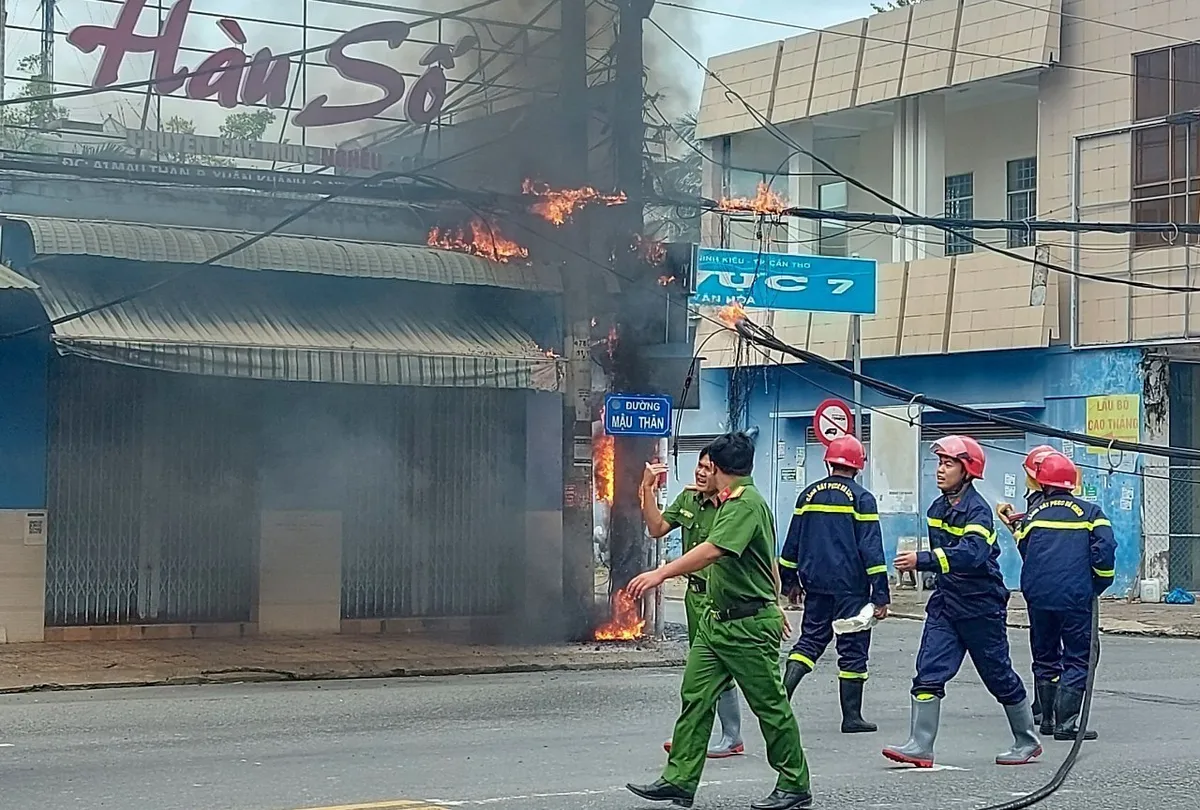 Kịp thời dập tắt đám cháy trụ điện ở trung tâm thành phố Cần Thơ - Ảnh 2.