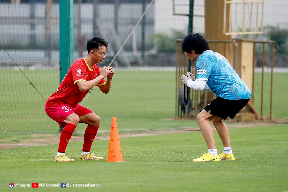 ĐT Việt Nam tập buổi đầu tiên, Quế Ngọc Hải mong chờ được thử tài với Borussia Dortmund - Ảnh 6. ĐT Việt Nam tập buổi đầu tiên, Quế Ngọc Hải mong chờ được thử tài với Borussia Dortmund - Ảnh 6.