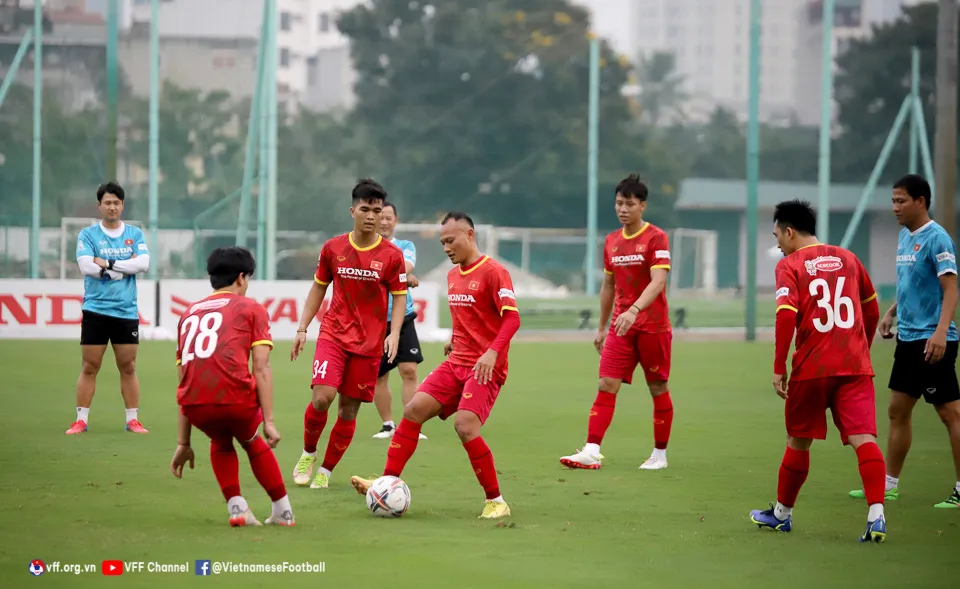 ĐT Việt Nam tập buổi đầu tiên, Quế Ngọc Hải mong chờ được thử tài với Borussia Dortmund - Ảnh 4. ĐT Việt Nam tập buổi đầu tiên, Quế Ngọc Hải mong chờ được thử tài với Borussia Dortmund - Ảnh 4.