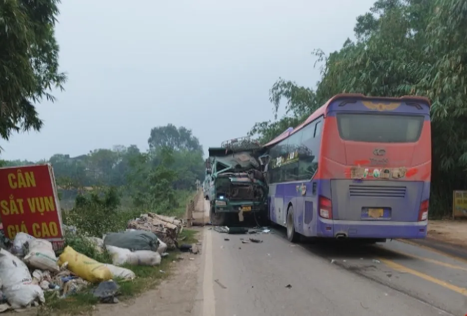 Tai nạn giao thông nghiêm trọng ở Hòa Bình, 3 người thương vong - Ảnh 1.