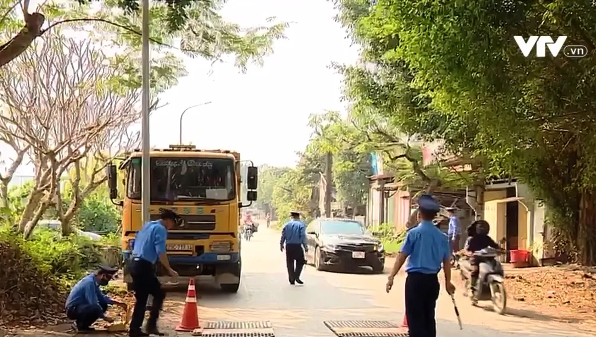 Đường tỉnh lộ chật hẹp, cầu tải trọng nhỏ vẫn gồng gánh xe hàng chục tấn - Ảnh 4.