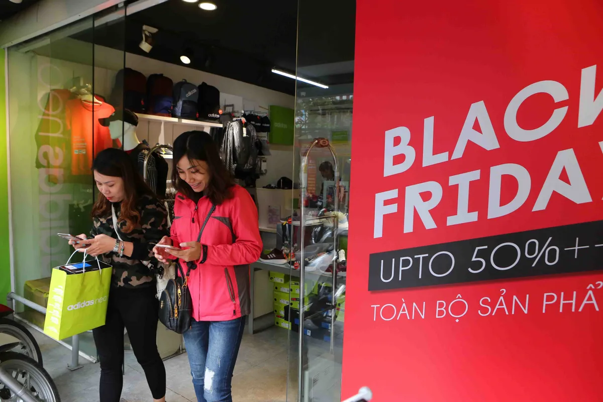 Nhiều cửa hàng giảm giá đến 90% dịp Black Friday - Ảnh 1.