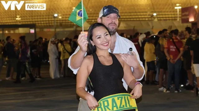 Người hâm mộ Brazil đổ về SVĐ Lusail, sẵn sàng cho màn ra quân tại World Cup 2022 - Ảnh 2. Người hâm mộ Brazil đổ về SVĐ Lusail, sẵn sàng cho màn ra quân tại World Cup 2022 - Ảnh 2.