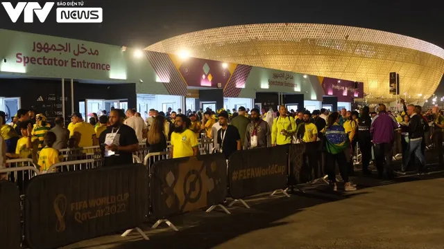 Người hâm mộ Brazil đổ về SVĐ Lusail, sẵn sàng cho màn ra quân tại World Cup 2022 - Ảnh 1. Người hâm mộ Brazil đổ về SVĐ Lusail, sẵn sàng cho màn ra quân tại World Cup 2022 - Ảnh 1.