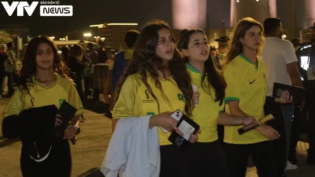 Người hâm mộ Brazil đổ về SVĐ Lusail, sẵn sàng cho màn ra quân tại World Cup 2022 - Ảnh 7. Người hâm mộ Brazil đổ về SVĐ Lusail, sẵn sàng cho màn ra quân tại World Cup 2022 - Ảnh 7.