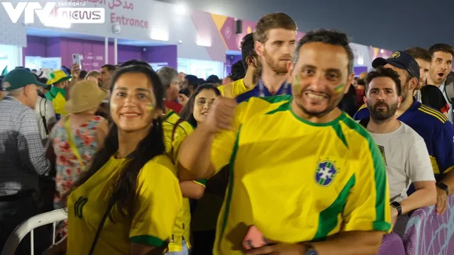 Người hâm mộ Brazil đổ về SVĐ Lusail, sẵn sàng cho màn ra quân tại World Cup 2022 - Ảnh 8. Người hâm mộ Brazil đổ về SVĐ Lusail, sẵn sàng cho màn ra quân tại World Cup 2022 - Ảnh 8.