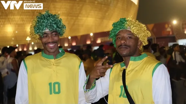 Người hâm mộ Brazil đổ về SVĐ Lusail, sẵn sàng cho màn ra quân tại World Cup 2022 - Ảnh 10. Người hâm mộ Brazil đổ về SVĐ Lusail, sẵn sàng cho màn ra quân tại World Cup 2022 - Ảnh 10.