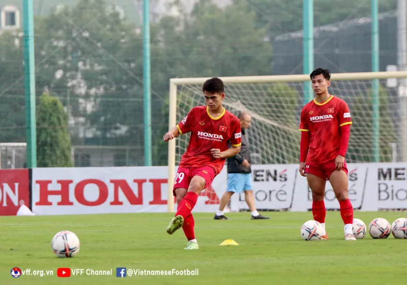ĐT Việt Nam bắt đầu rèn chiến thuật, Bùi Tiến Dũng tiết lộ mục tiêu trước Borussia Dortmund - Ảnh 6. ĐT Việt Nam bắt đầu rèn chiến thuật, Bùi Tiến Dũng tiết lộ mục tiêu trước Borussia Dortmund - Ảnh 6.