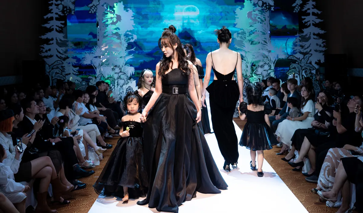 Dàn mẫu nhí chân trần trình diễn tại Eunoia’s Wonderland Fashion show - Ảnh 3.