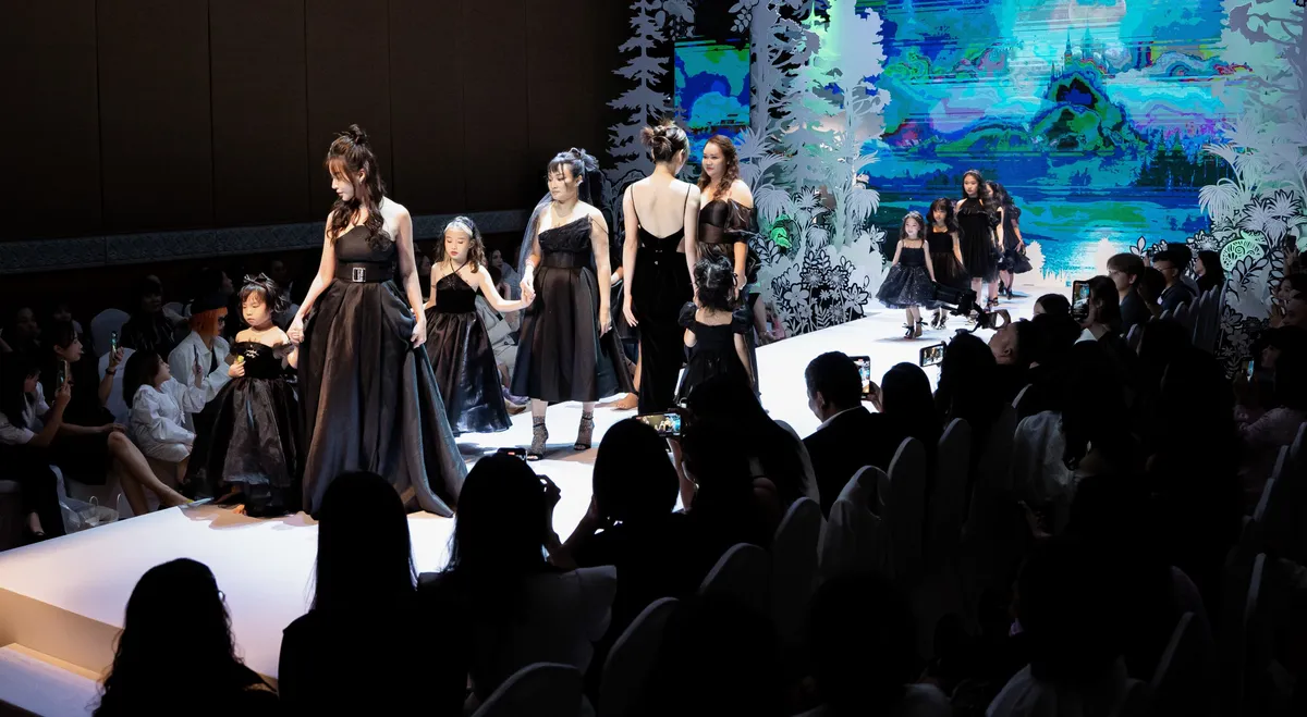 Dàn mẫu nhí chân trần trình diễn tại Eunoia’s Wonderland Fashion show - Ảnh 4.