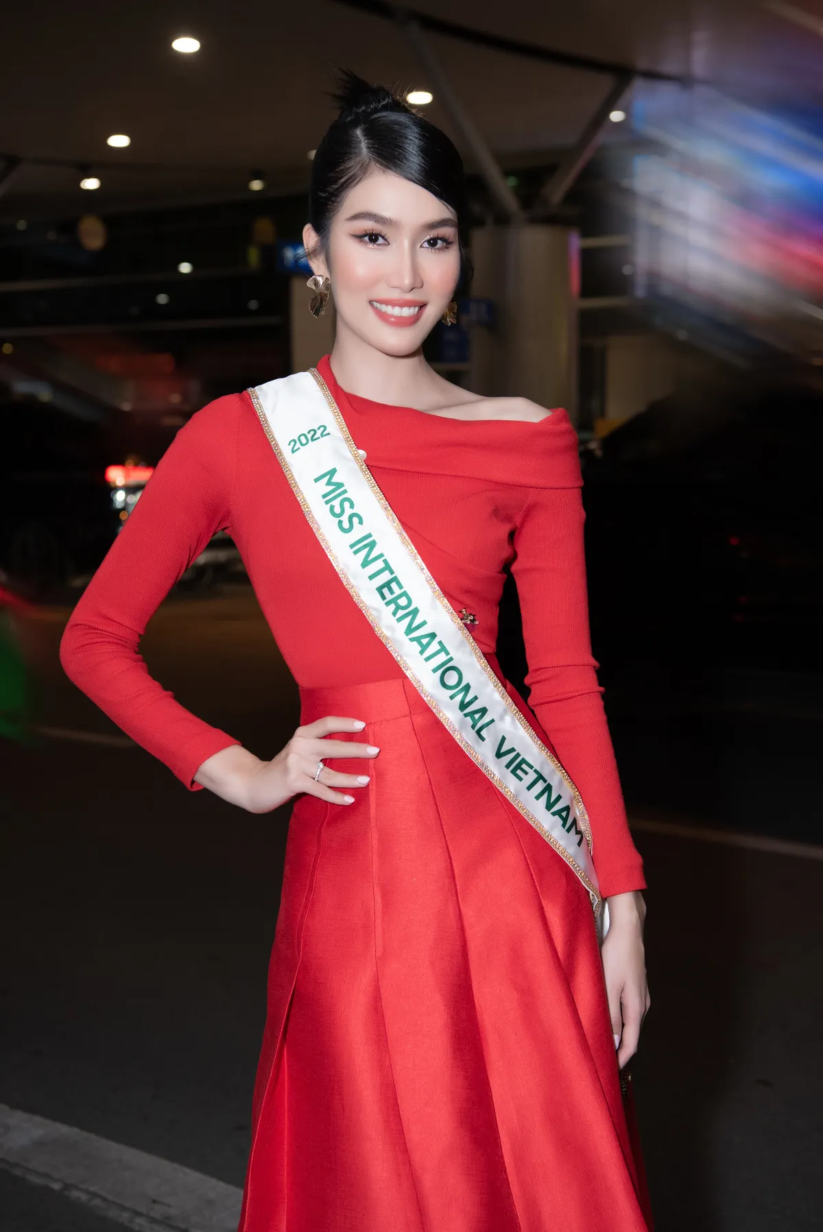 Á hậu Phương Anh lên đường thi Miss International 2022 - Ảnh 1.