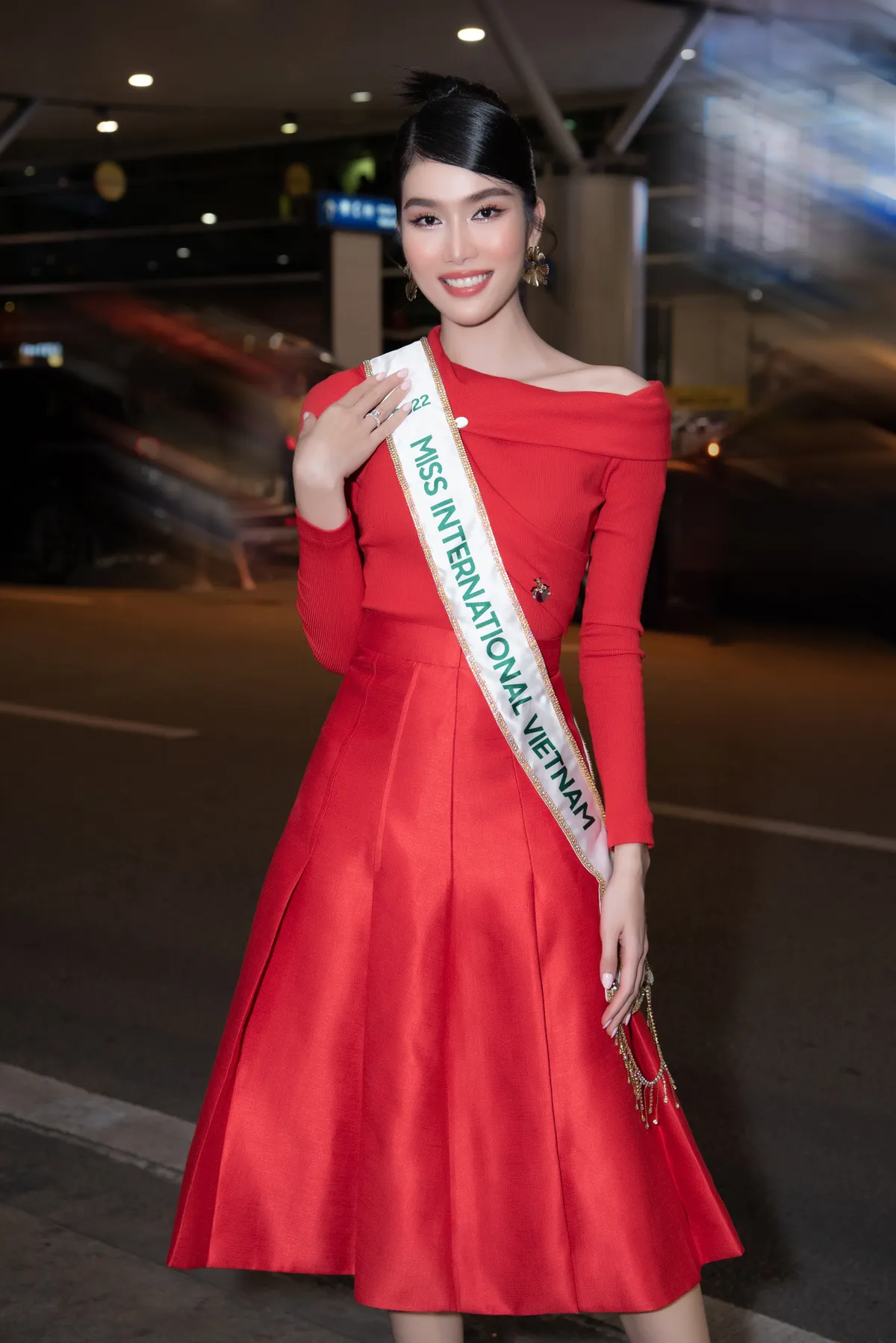 Á hậu Phương Anh lên đường thi Miss International 2022 - Ảnh 2.