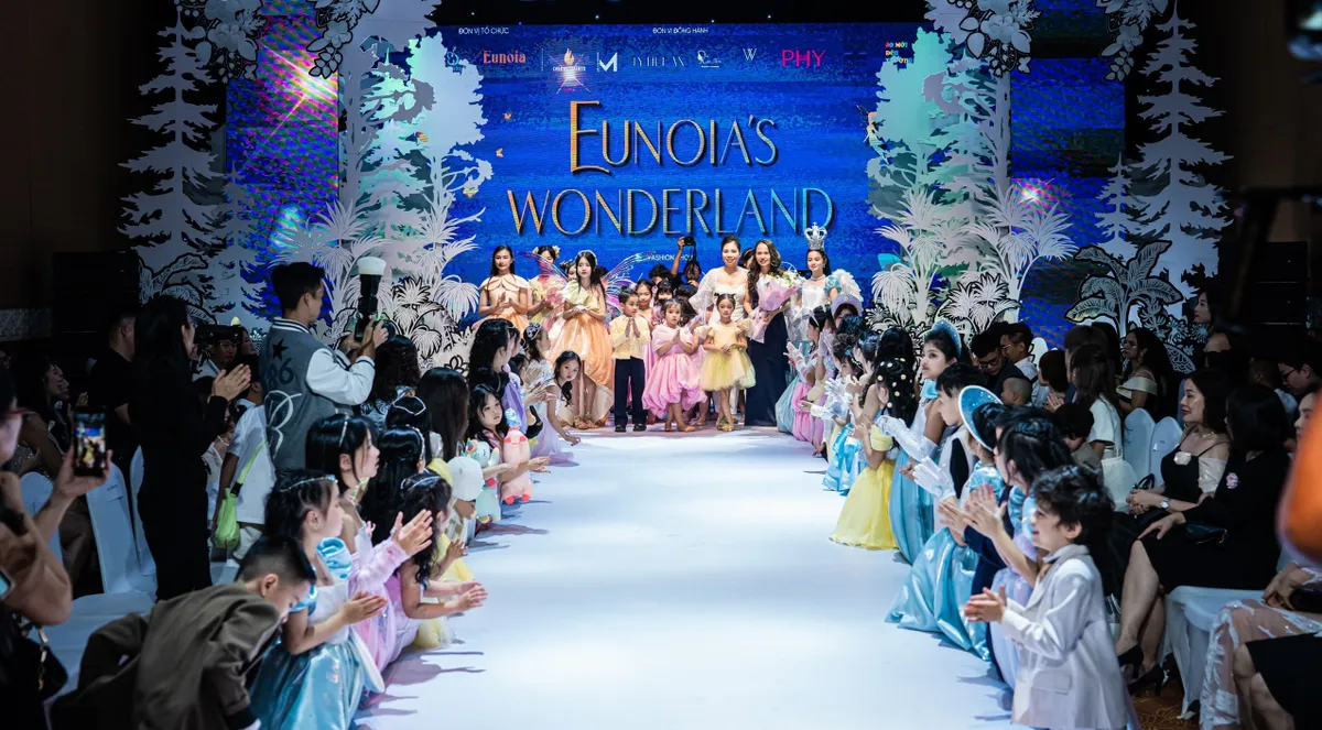 Dàn mẫu nhí chân trần trình diễn tại Eunoia’s Wonderland Fashion show - Ảnh 8.