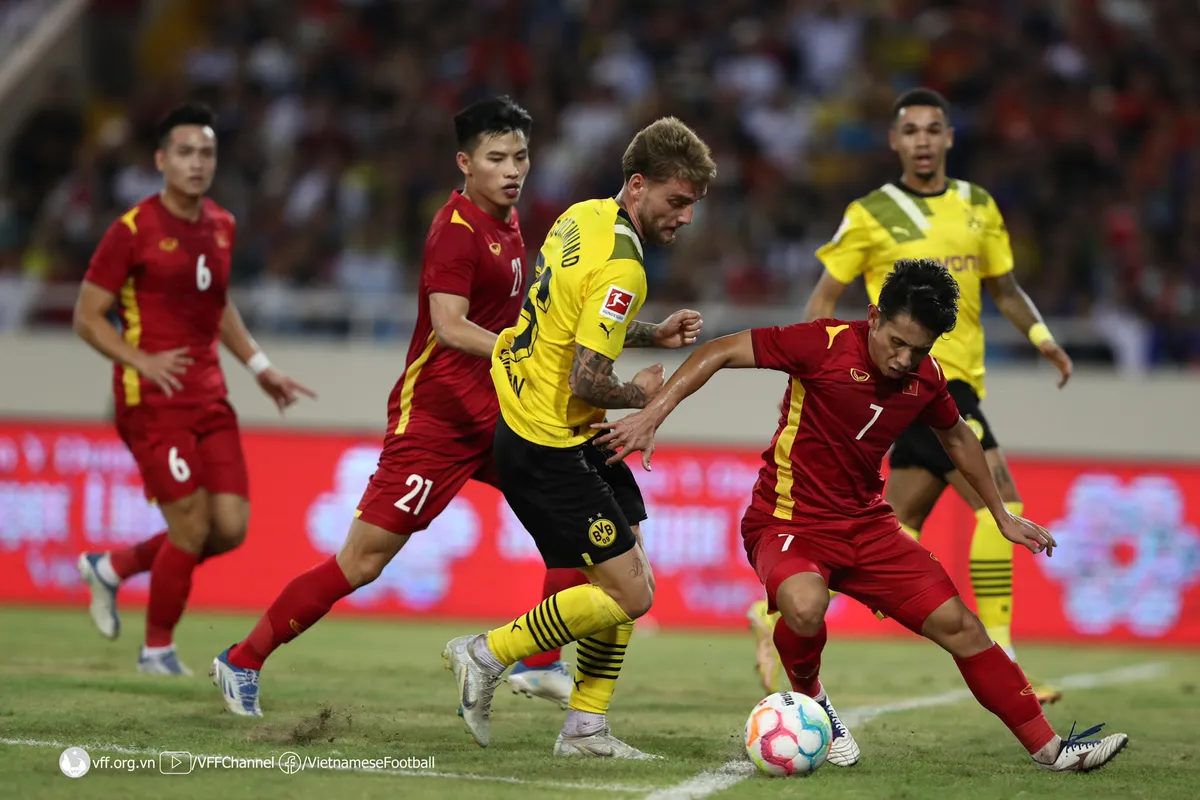 Giao hữu quốc tế, ĐT Việt Nam 2-1 CLB Borussia Dortmund: Cống hiến hết mình! - Ảnh 3. Giao hữu quốc tế, ĐT Việt Nam 2-1 CLB Borussia Dortmund: Cống hiến hết mình! - Ảnh 3.