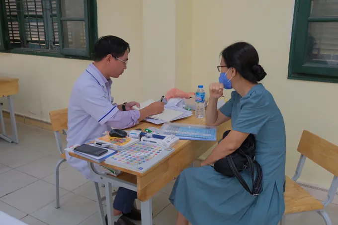 Khám và tư vấn sức khỏe tri ân các thế hệ thầy cô giáo - Ảnh 1.