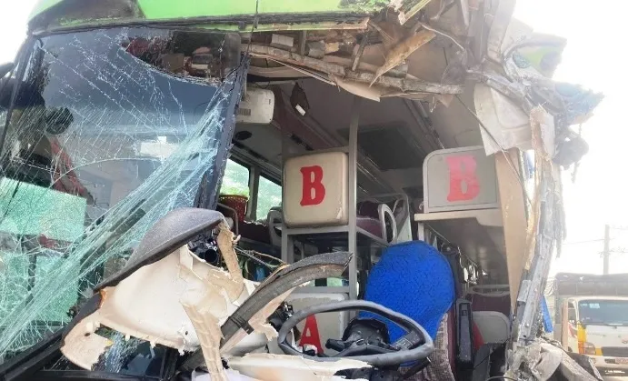 Hai xe kh&aacute;ch va chạm, Quốc lộ 1 &ugrave;n tắc k&eacute;o d&agrave;i - Ảnh 2.