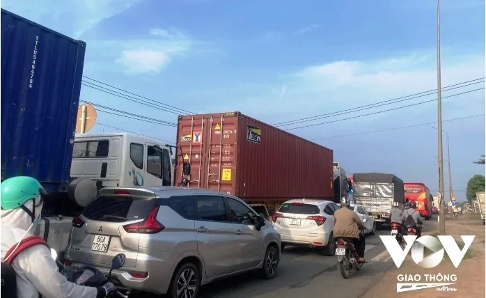 Hai xe kh&aacute;ch va chạm, Quốc lộ 1 &ugrave;n tắc k&eacute;o d&agrave;i - Ảnh 3.