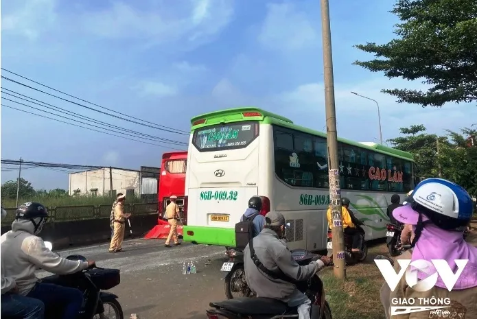 Hai xe kh&aacute;ch va chạm, Quốc lộ 1 &ugrave;n tắc k&eacute;o d&agrave;i - Ảnh 5.