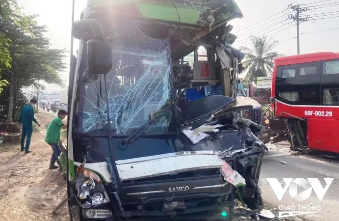 Hai xe kh&aacute;ch va chạm, Quốc lộ 1 &ugrave;n tắc k&eacute;o d&agrave;i - Ảnh 1.