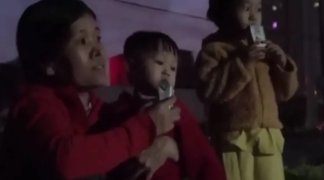 Xếp h&agrave;ng từ rạng s&aacute;ng chờ r&uacute;t bảo hiểm x&atilde; hội 1 lần - Ảnh 1.