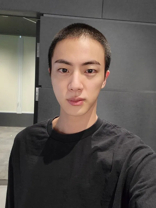 Jin (BTS) lạ lẫm với tóc húi cua, đã sẵn sàng nhập ngũ - Ảnh 1.