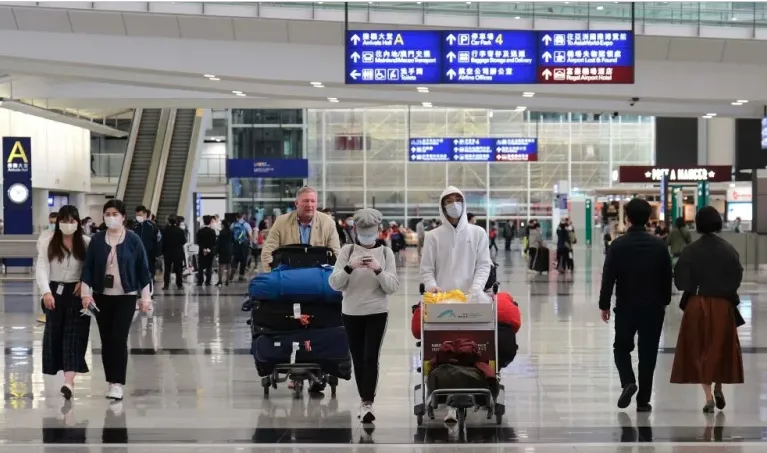 Hong Kong (Trung Quốc) nới lỏng hạn chế phòng dịch - Ảnh 1.