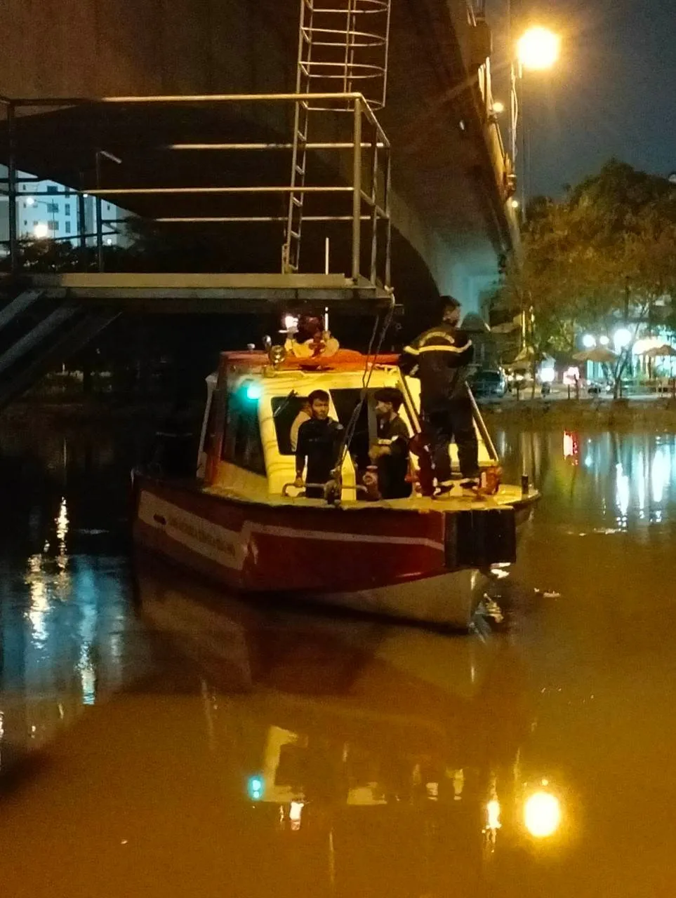 TP Hồ Chí Minh: Người đàn ông mất tích trên sông khi chơi ca nô điều khiển - Ảnh 1.