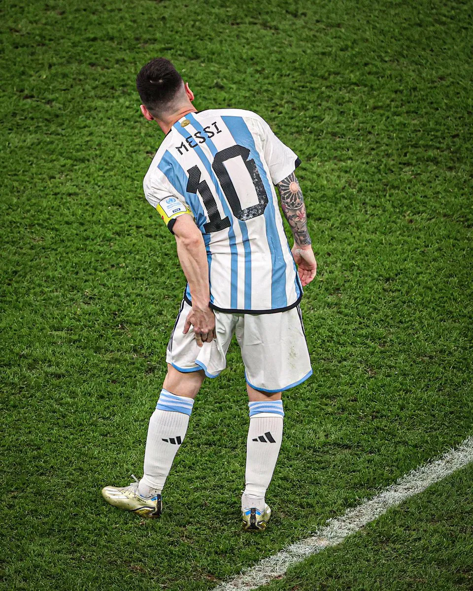 Hành động nhỏ của Messi khiến người hâm mộ Argentina lo sốt vó - Ảnh 1. Hành động nhỏ của Messi khiến người hâm mộ Argentina lo sốt vó - Ảnh 1.