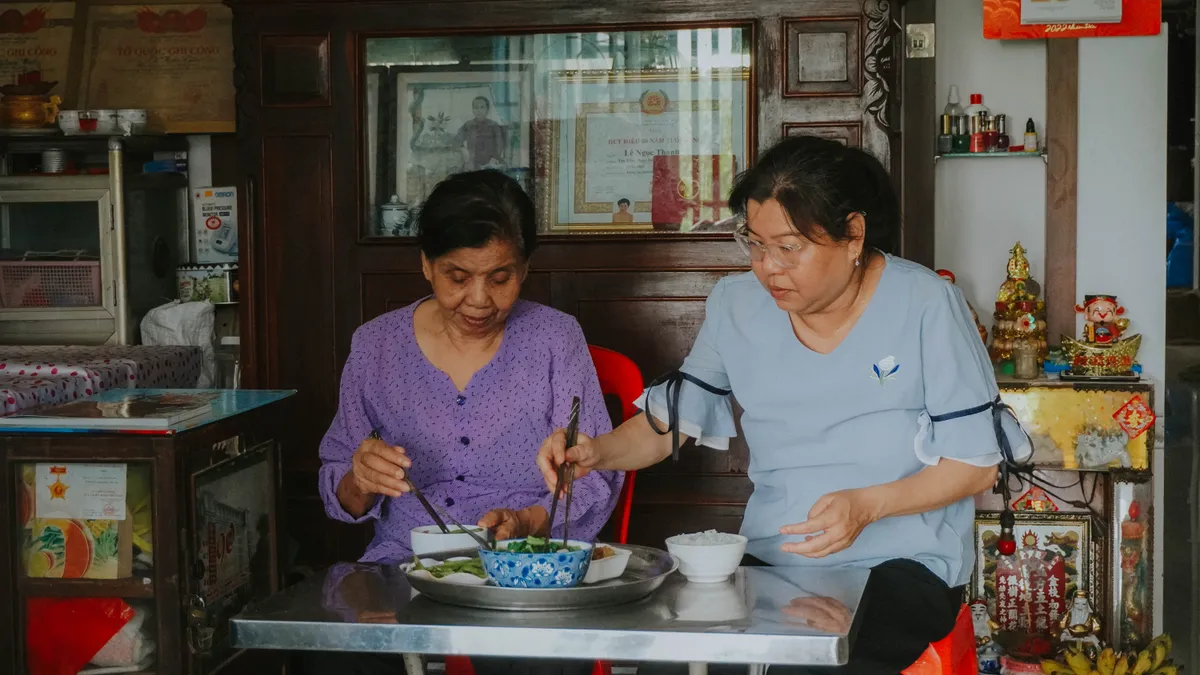 Chuyện chưa kể sau ph&oacute;ng sự 47 năm nu&ocirc;i con đồng đội - Ảnh 4.