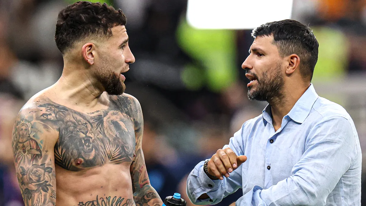 Fan bự xỏ giày chỉ dẫn các cầu thủ ĐT Argentina trước trận chung kết World Cup 2022 - Ảnh 1. Fan bự xỏ giày chỉ dẫn các cầu thủ ĐT Argentina trước trận chung kết World Cup 2022 - Ảnh 1.