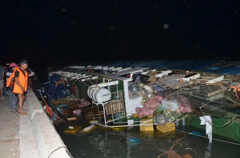 T&agrave;u chở 70 tấn h&agrave;ng bị lật ở cảng Phan Thiết - Ảnh 2.