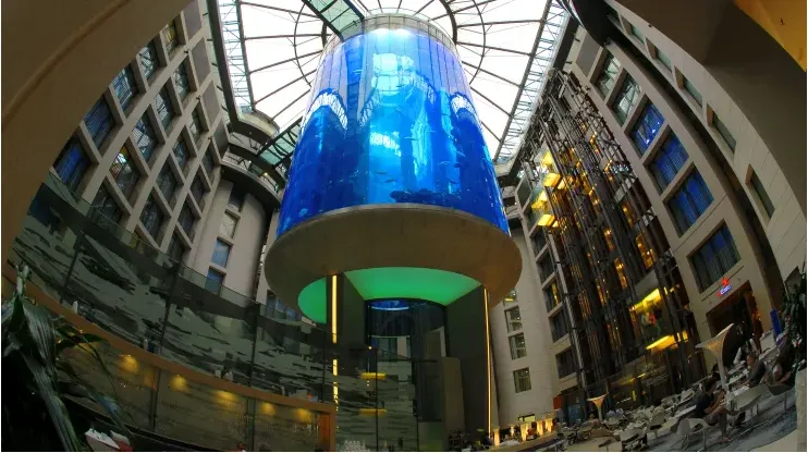 Thủy cung khổng lồ ở Berlin vỡ tung, 1.500 con c&aacute; tr&agrave;n ra đường - Ảnh 1.