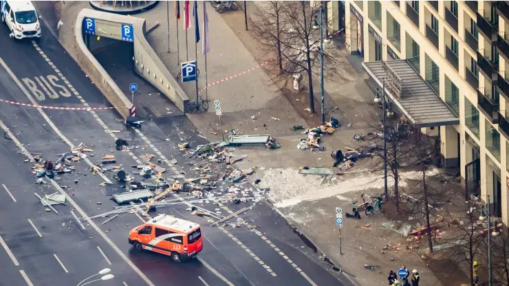 Thủy cung khổng lồ ở Berlin vỡ tung, 1.500 con c&aacute; tr&agrave;n ra đường - Ảnh 4.