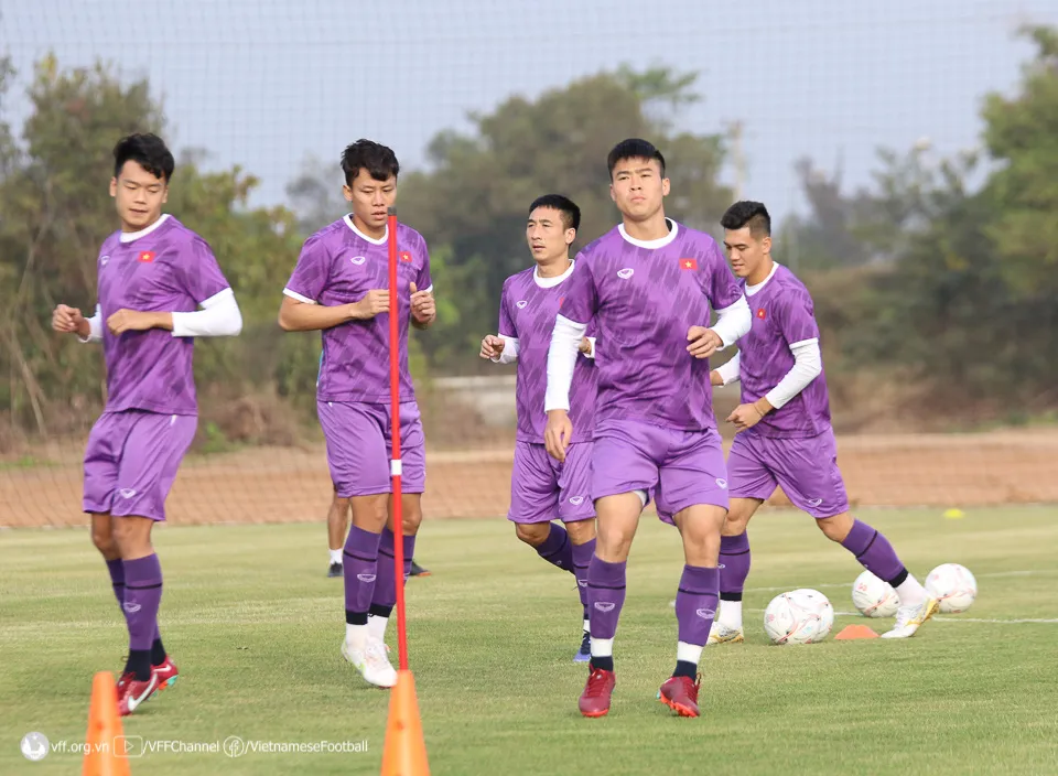 ĐT Việt Nam tập buổi đầu tiên tại Lào, chuẩn bị cho trận khai màn AFF Cup 2022 - Ảnh 3. ĐT Việt Nam tập buổi đầu tiên tại Lào, chuẩn bị cho trận khai màn AFF Cup 2022 - Ảnh 3.