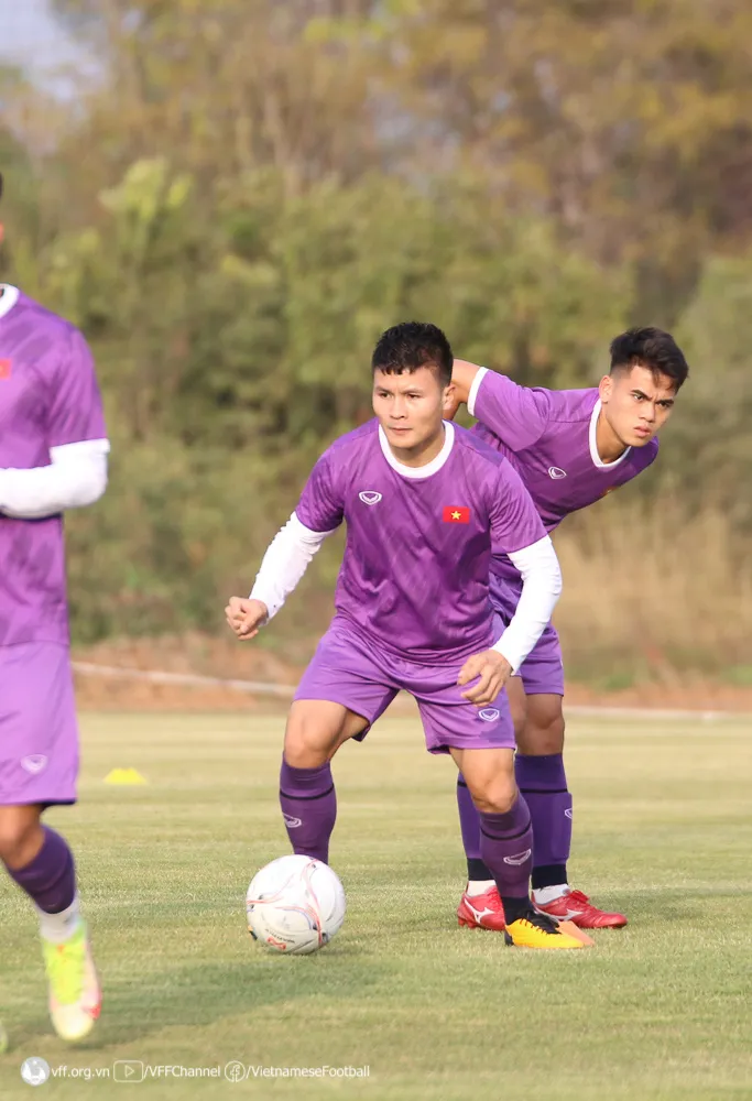 ĐT Việt Nam tập buổi đầu tiên tại Lào, chuẩn bị cho trận khai màn AFF Cup 2022 - Ảnh 2. ĐT Việt Nam tập buổi đầu tiên tại Lào, chuẩn bị cho trận khai màn AFF Cup 2022 - Ảnh 2.