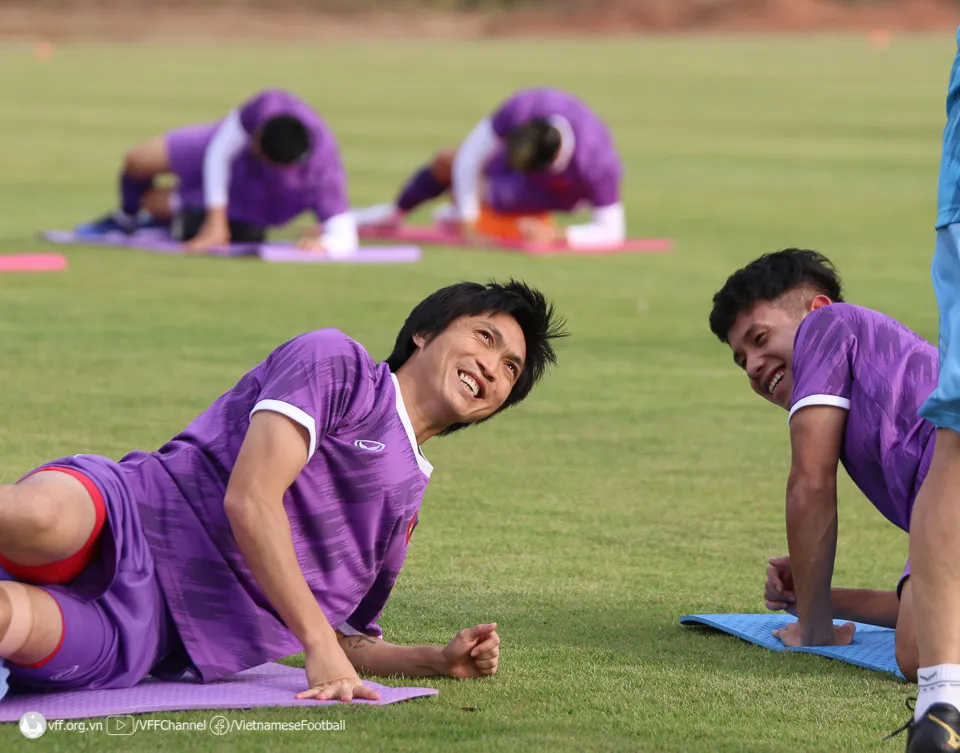 ĐT Việt Nam tập buổi đầu tiên tại Lào, chuẩn bị cho trận khai màn AFF Cup 2022 - Ảnh 1. ĐT Việt Nam tập buổi đầu tiên tại Lào, chuẩn bị cho trận khai màn AFF Cup 2022 - Ảnh 1.