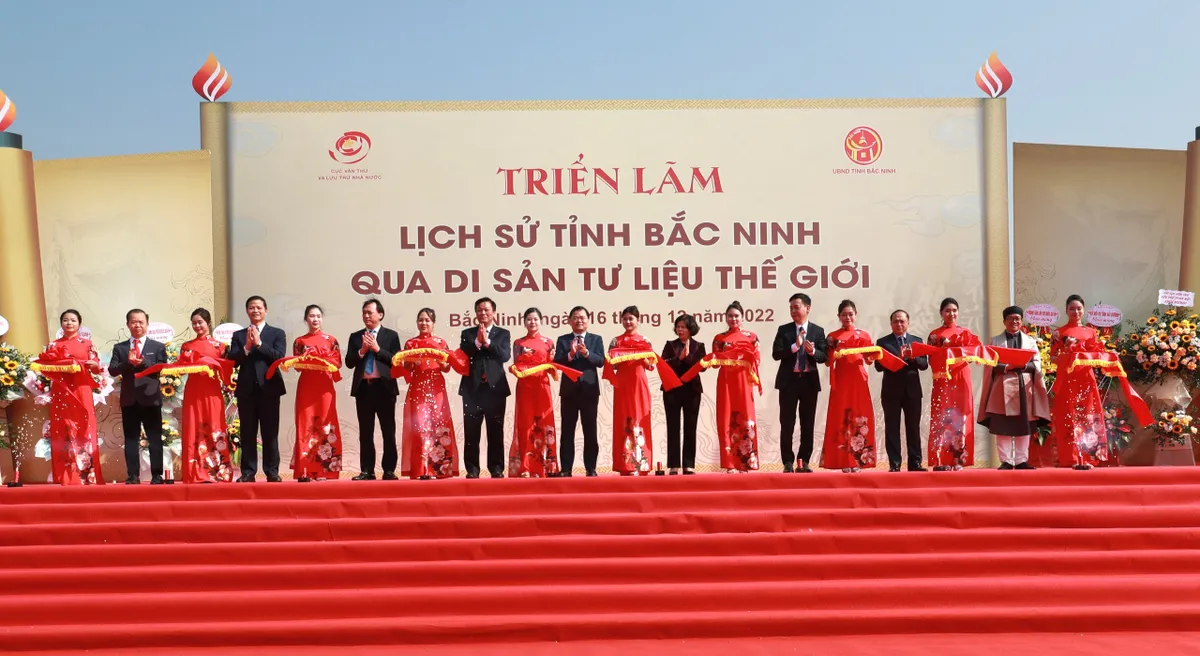 Nhiều cứ liệu quý hiếm tại triển lãm “Lịch sử tỉnh Bắc Ninh qua Di sản Tư liệu thế giới” - Ảnh 1.