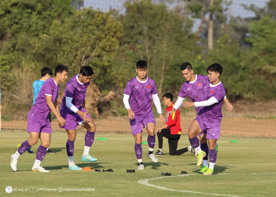 ĐT Việt Nam tập trung rèn chiến thuật trong buổi tập thứ hai tại Vientiane - Ảnh 4. ĐT Việt Nam tập trung rèn chiến thuật trong buổi tập thứ hai tại Vientiane - Ảnh 4.