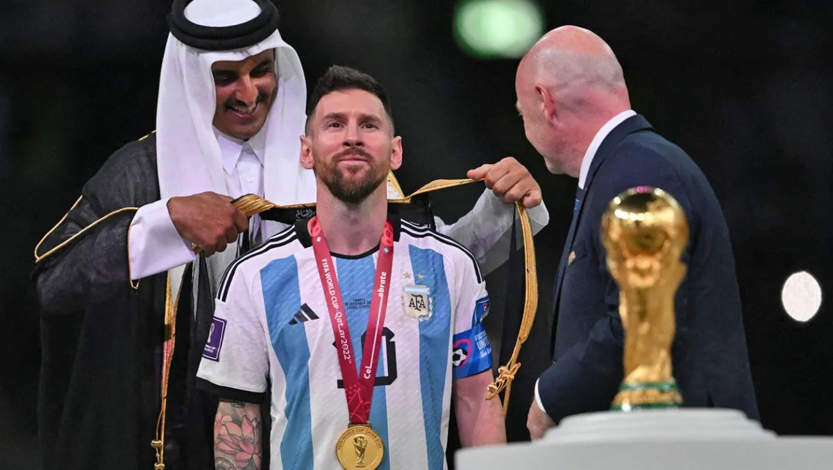 Ý nghĩa chiếc áo choàng Lionel Messi mặc khi nâng cúp vô địch World Cup 2022 - Ảnh 1. Ý nghĩa chiếc áo choàng Lionel Messi mặc khi nâng cúp vô địch World Cup 2022 - Ảnh 1.