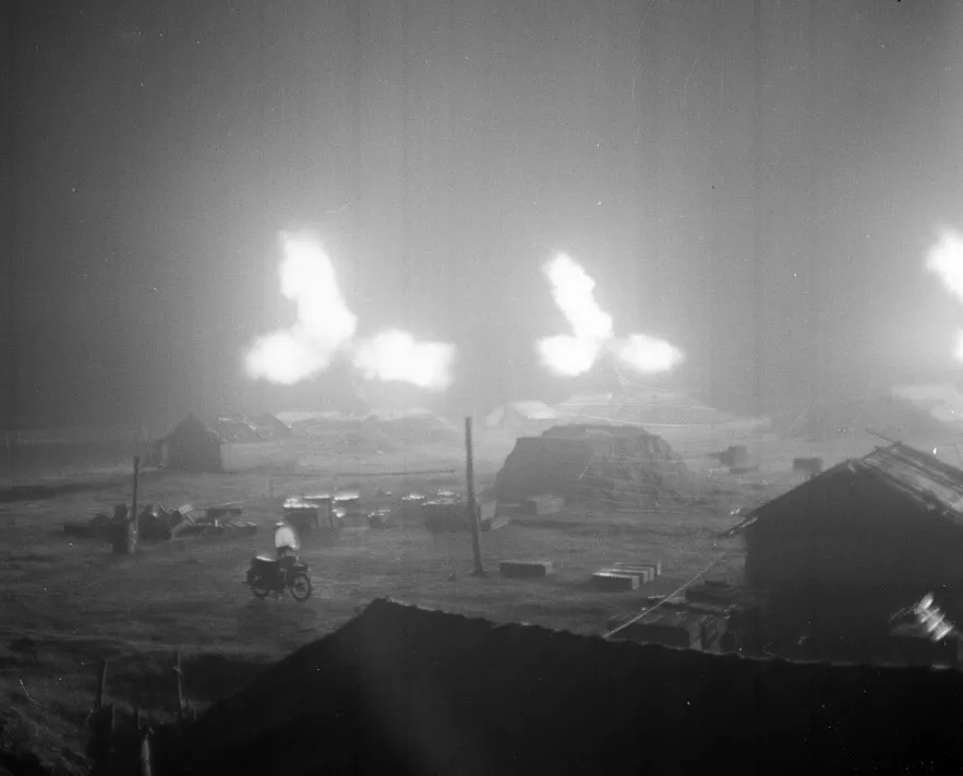 Một H&agrave; Nội b&igrave;nh thản nhưng vững v&agrave;ng giữa đạn bom B-52 - Ảnh 1.