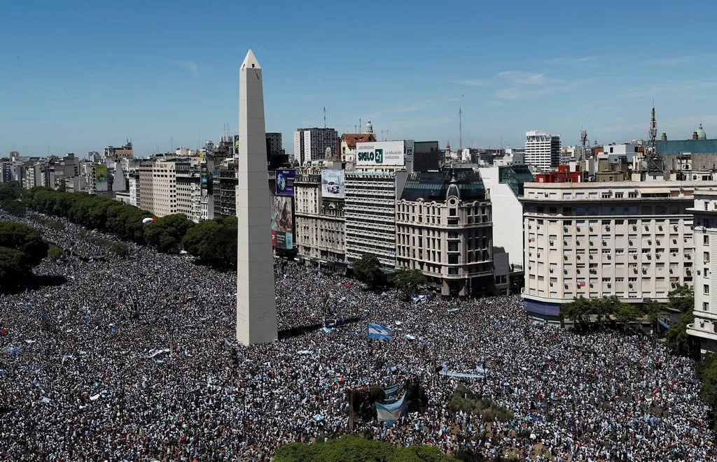 Messi và ĐT Argentina bỏ dở lễ ăn mừng vì sự cố hi hữu - Ảnh 2. Messi và ĐT Argentina bỏ dở lễ ăn mừng vì sự cố hi hữu - Ảnh 2.