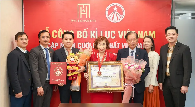 Bảo T&iacute;n Mạnh Hải vinh dự nhận bằng x&aacute;c lập Kỷ lục Việt Nam với cặp nhẫn cưới lớn nhất Việt Nam - Ảnh 1.