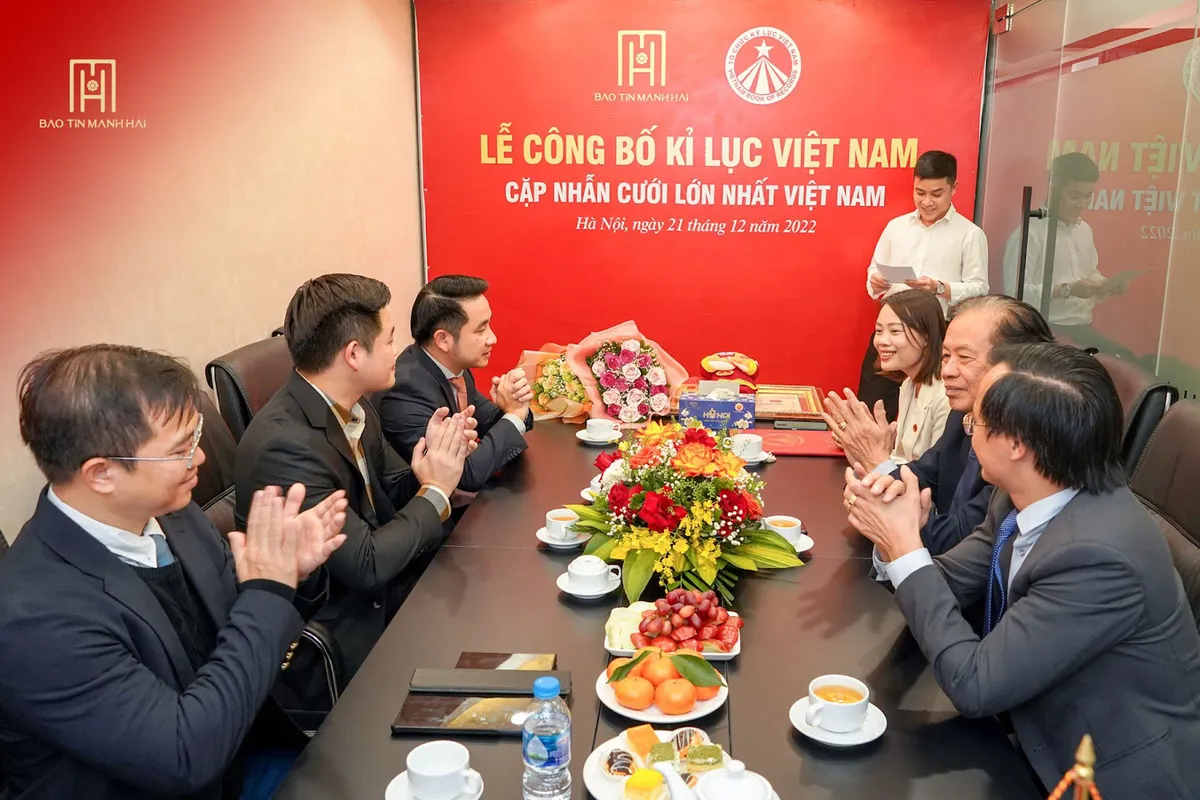 Bảo T&iacute;n Mạnh Hải vinh dự nhận bằng x&aacute;c lập Kỷ lục Việt Nam với cặp nhẫn cưới lớn nhất Việt Nam - Ảnh 4.