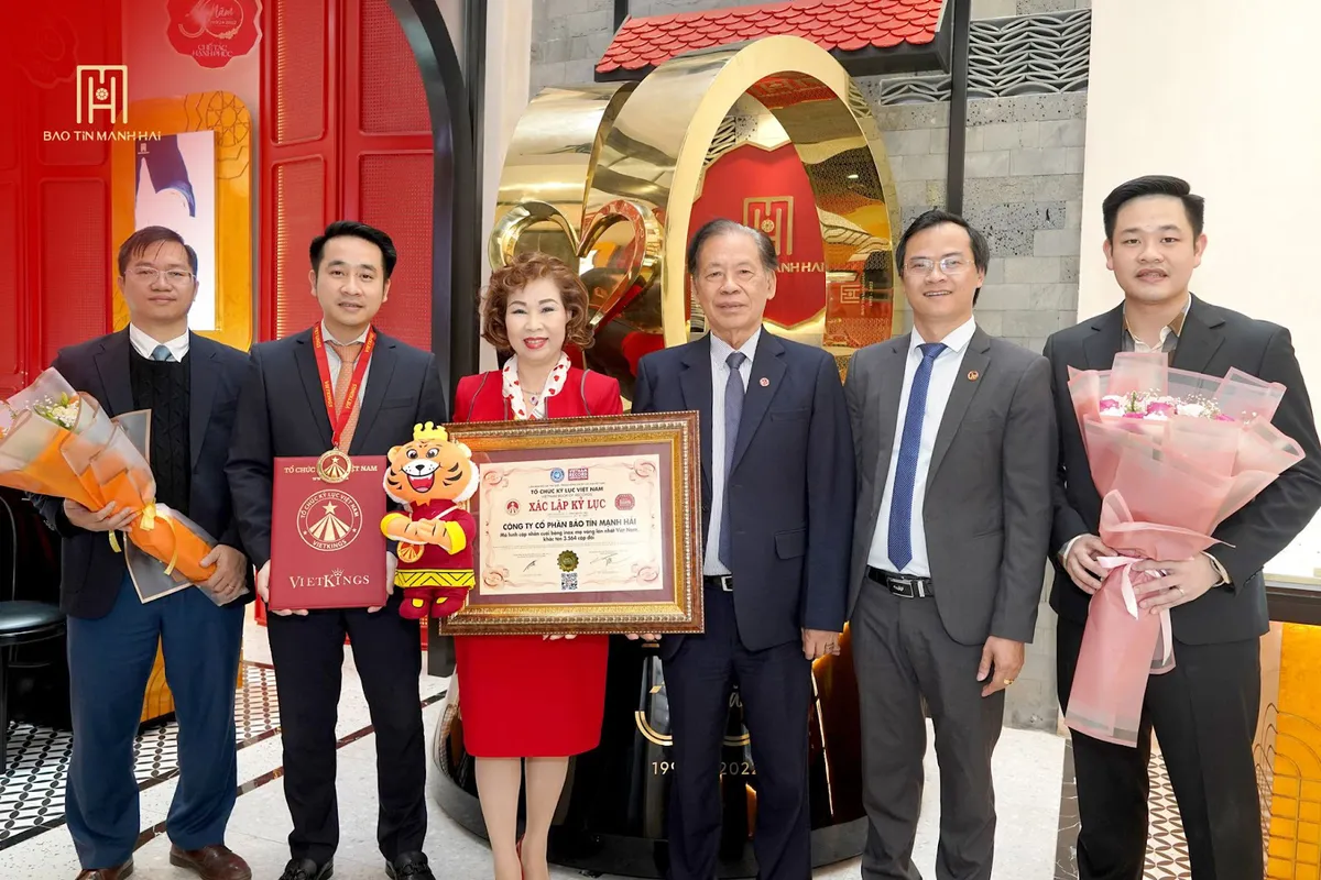 Bảo T&iacute;n Mạnh Hải vinh dự nhận bằng x&aacute;c lập Kỷ lục Việt Nam với cặp nhẫn cưới lớn nhất Việt Nam - Ảnh 3.