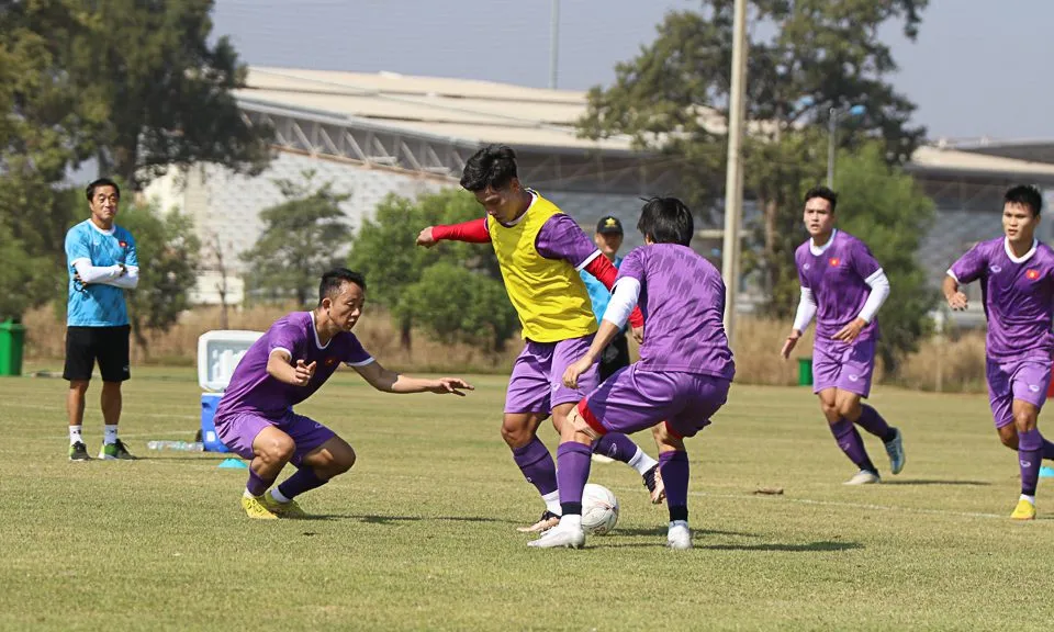ĐT Việt Nam trở về nước sau chiến thắng ĐT Lào tại AFF Cup 2022 - Ảnh 1. ĐT Việt Nam trở về nước sau chiến thắng ĐT Lào tại AFF Cup 2022 - Ảnh 1.